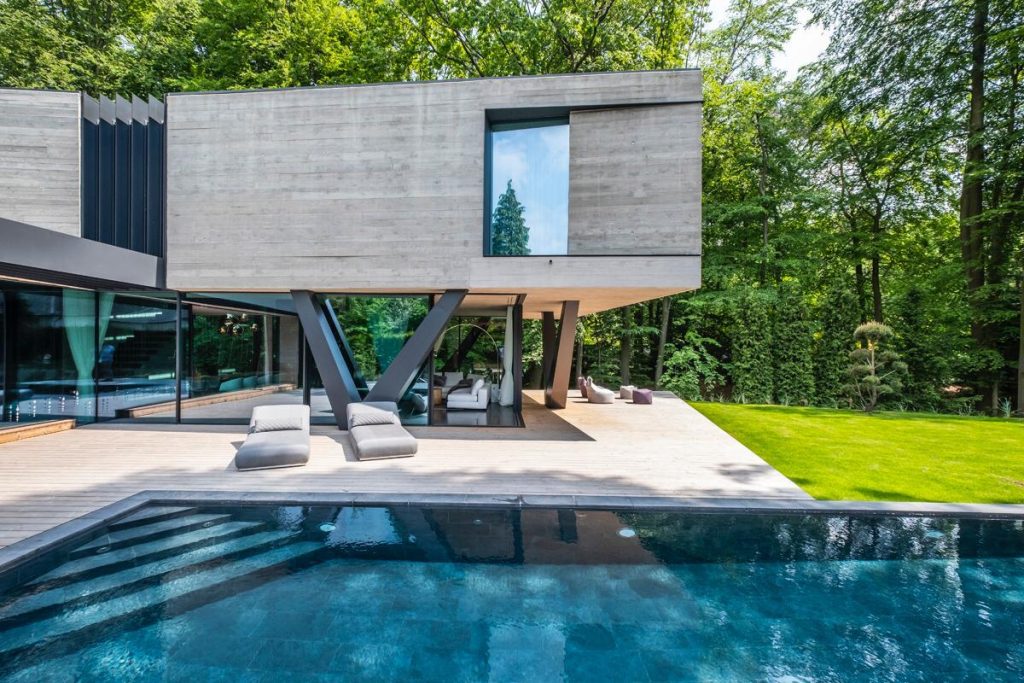 WU-Beton-Pool mit Lounge an moderner Beton-Villa