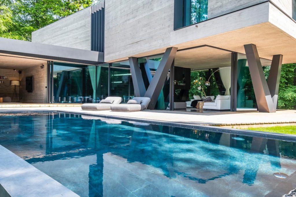 Infinity-Pool an moderner Beton-Villa